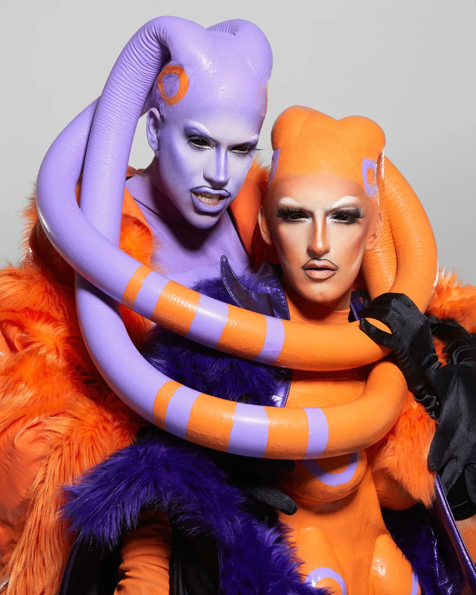 Rumors_Ruviews's tweet photo. Ya desde sus casas, Samantha Ballentines, Onyx, Diamante y Drag Sethlas han querido poner a prueba sus habilidades con el maquillaje transformando a su imagen y semejanza a amigos que les han acompañado en la aventura de prepararse para concursar en 'Drag Race España' 💅🏻 https://t.co/0v5fZFDRpt