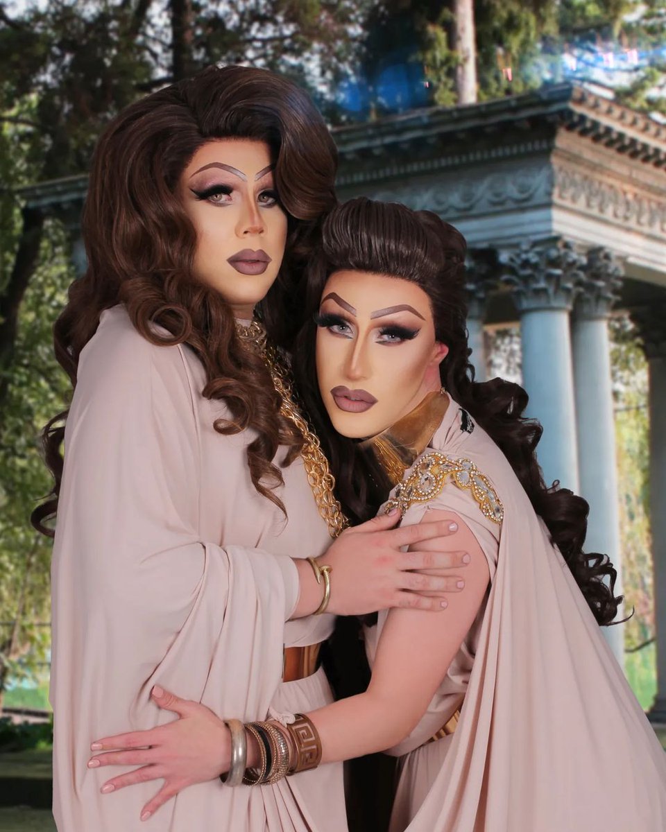 Rumors_Ruviews's tweet photo. Ya desde sus casas, Samantha Ballentines, Onyx, Diamante y Drag Sethlas han querido poner a prueba sus habilidades con el maquillaje transformando a su imagen y semejanza a amigos que les han acompañado en la aventura de prepararse para concursar en 'Drag Race España' 💅🏻 https://t.co/0v5fZFDRpt
