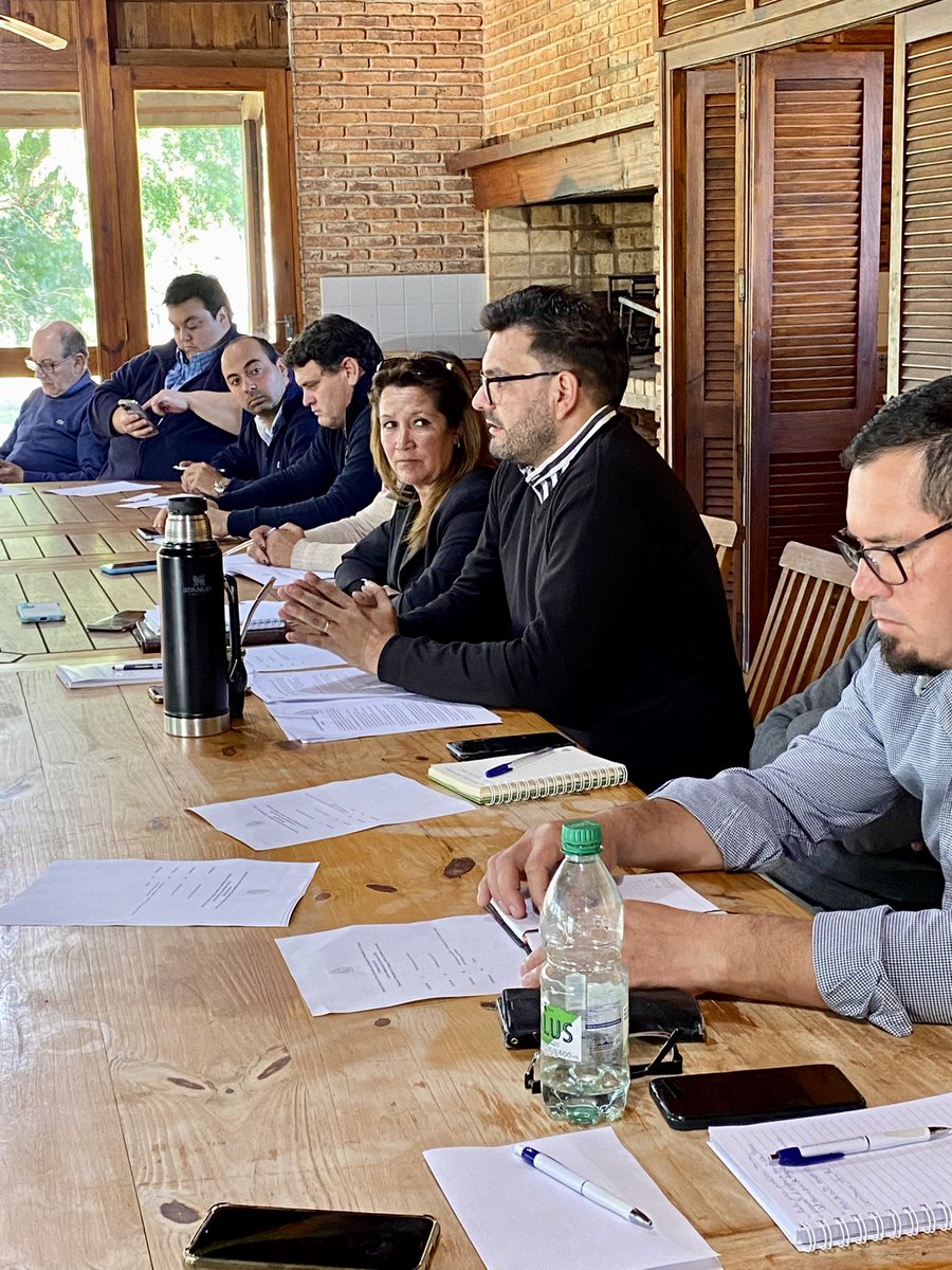 PlenaMunicipios's tweet photo. Estamos sesionando en Estancia La Rinconada en el Municipio de Piedras Coloradas. Nos acompañan alcaldes y alcaldesas de la región #PlenariodeMunicipios #Municipios #Descentralizacion #Paysandu #PiedrasColoradas #MesaEjecutiva https://t.co/xMjnEJoUjW