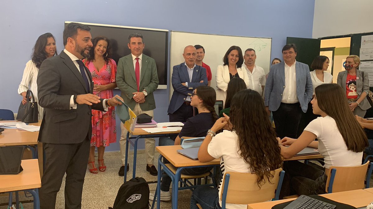 Hemos recibido la visita del Consejero de Educación <a href="/macarflo/">Manuel Alejandro Cardenete</a> acompañado por la Delegada Territorial <a href="/EstelaVillalbaV/">Estela Villalba</a> el Alcalde de Huelva <a href="/GabrielCruzSt/">Gabriel Cruz</a> y el Delegado del Gobierno de la Junta de Andalucía <a href="/burgosmazo/">Alvaro Burgos Mazo.</a> Han conocido de primera mano nuestro Bachillerato Internaciona