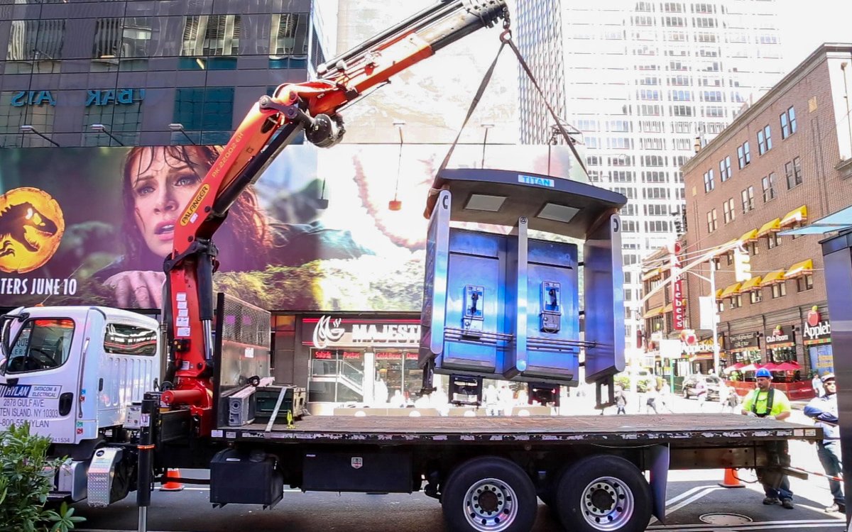 LinkNYC's tweet photo. Out with the old, in with the new! NYC's last free-standing pay phones were removed today; they'll be replaced with a Link, boosting accessibility and connectivity across the city. #upgrade 🪛🔌📶 https://t.co/UIBULnbi74