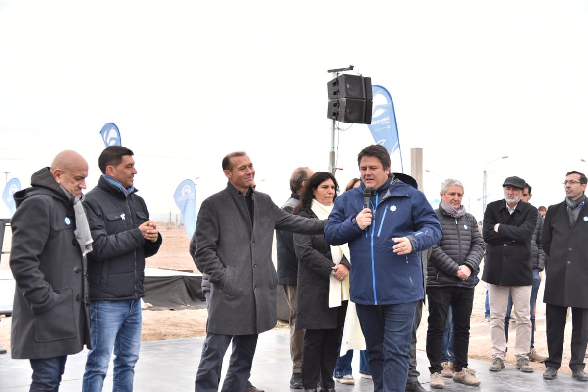 MarianoGaidoOk's tweet photo. #PalabraCumplida 5️⃣6️⃣7️⃣ lotes más•📍Distrito 7
Junto a @OmarGutierrezOk y @marcoskoopm me siento feliz de poder llevar adelante esta política que llega para dar respuestas a demandas históricas. #NeuquénCapital tiene un nuevo barrio, nuevos hogares.
#PlanCapital #Imuh https://t.co/0jZcKwcixC