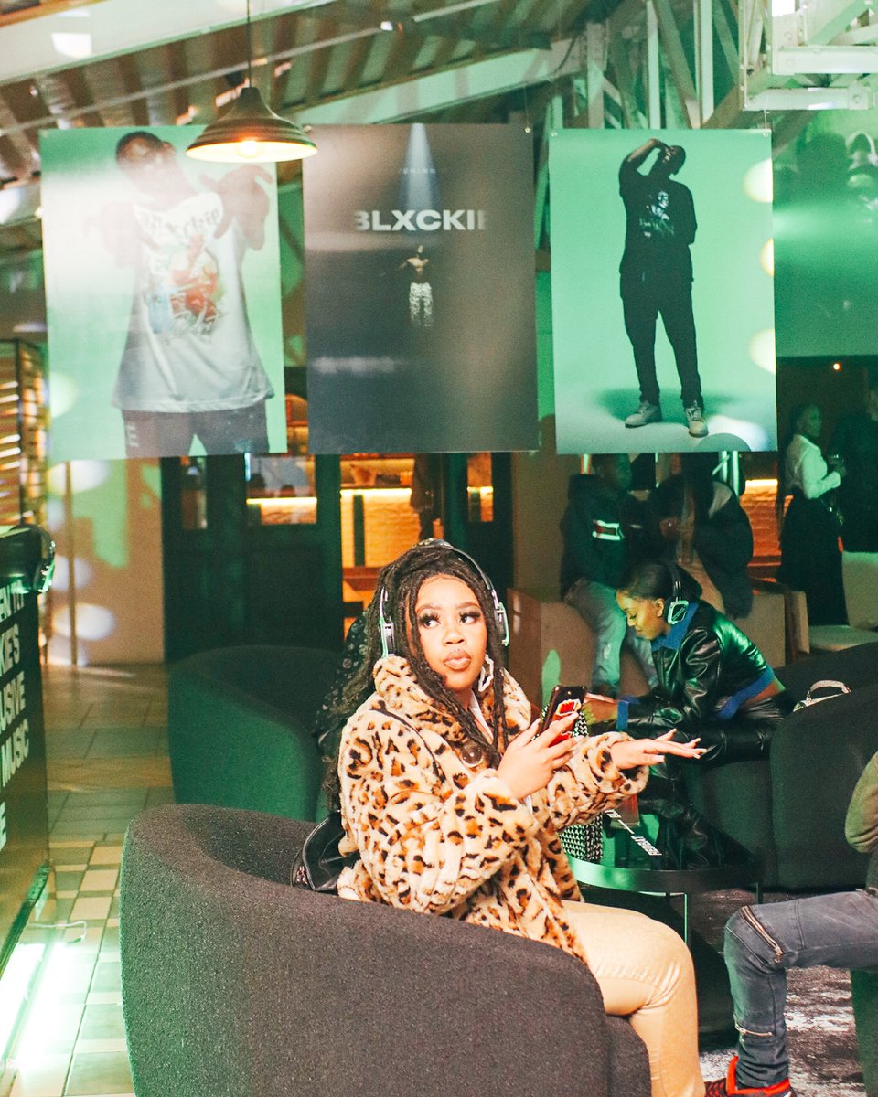 sportsceneSA's tweet photo. 27.05 ๐ค๐ @blxckie___ x #Redbat releasing in celebration of the anniversary of his debut album, #B4NOW. Checkout what went down at the exclusive media event this past weekend.
#khuphuka #RedbatxBlxckie https://t.co/4aGrbdPgZe