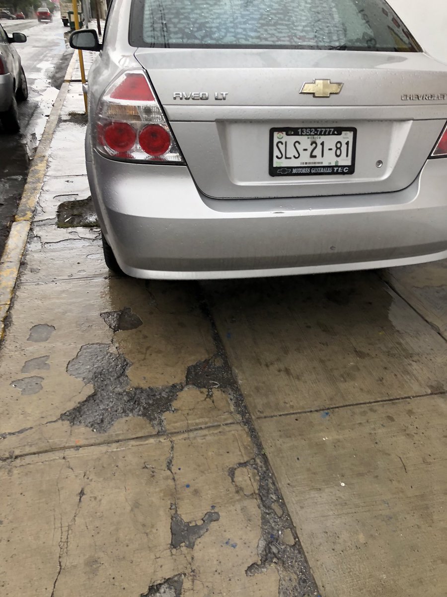 Mikemisiones's tweet photo. Sobre la banqueta están estos autos @Cicmty #transitodemty @nuevoleon #transitomty #transitodemonterrey  av.Jesús cantu leal viniendo de av. Chapultepec para av. José Alvarado municipio de Monterrey nl. https://t.co/Zr45HKM7PE