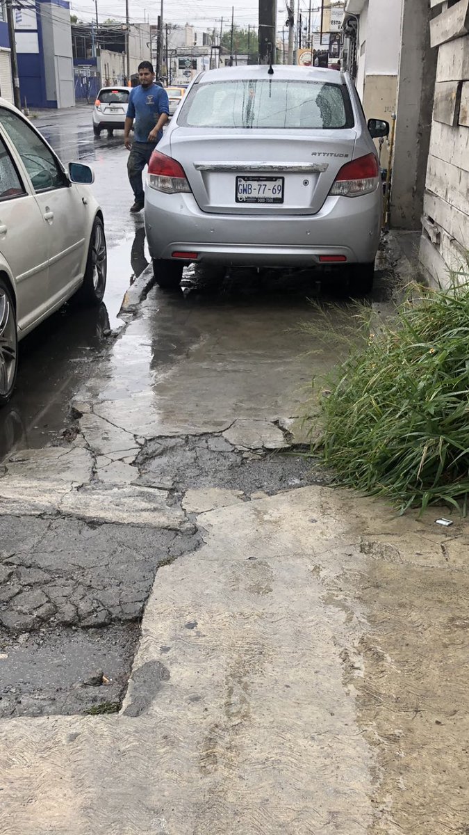 Mikemisiones's tweet photo. Sobre la banqueta están estos autos @Cicmty #transitodemty @nuevoleon #transitomty #transitodemonterrey  av.Jesús cantu leal viniendo de av. Chapultepec para av. José Alvarado municipio de Monterrey nl. https://t.co/Zr45HKM7PE