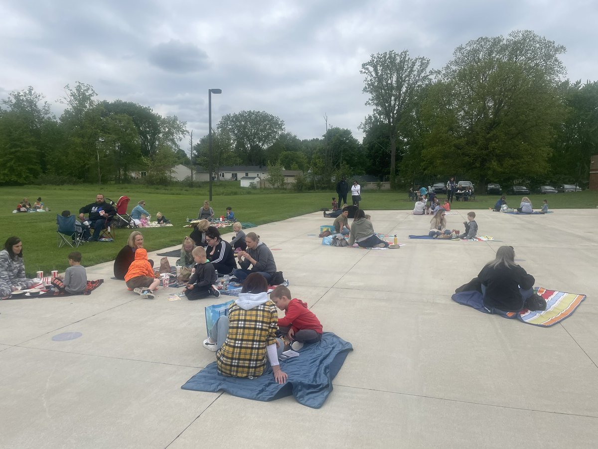 BCSDHuntington's tweet photo. Our Kindergarten families enjoyed lunch and their favorite books today outside. It was such a fun time reading and eating together! @MrsYoak15 @Ms_Musil @DonnakaSpencer #BrunswickPRIDE https://t.co/hYkcDJqQtN