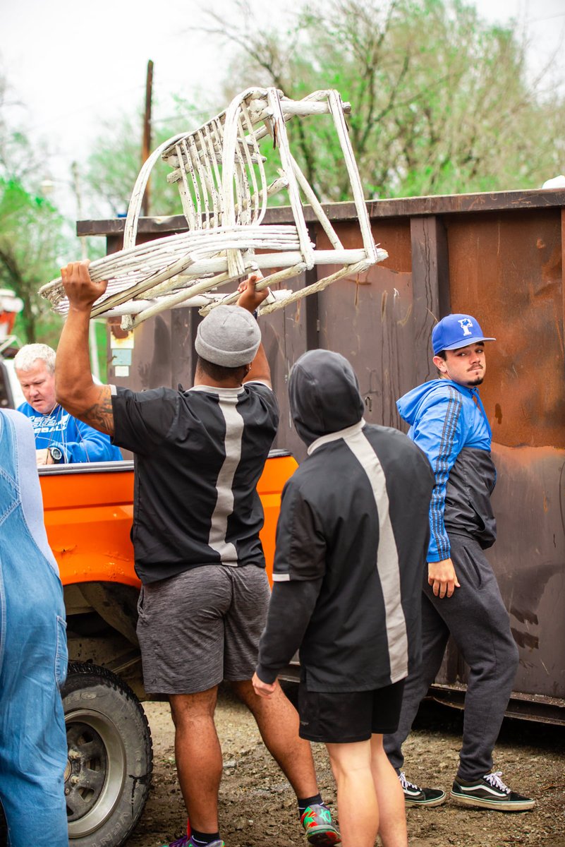 Lots of @PeruState @pscbobcats student-athletes and coaches participate in Peru City-Wide Clean-up! https://t.co/iWKUZuCKm7 @LouisVarley @PSCBaseball @PSCBobcatVball @sidneypeck7 @TianaC58954014 @DodgeGarrison https://t.co/WQ8pP1TvvB