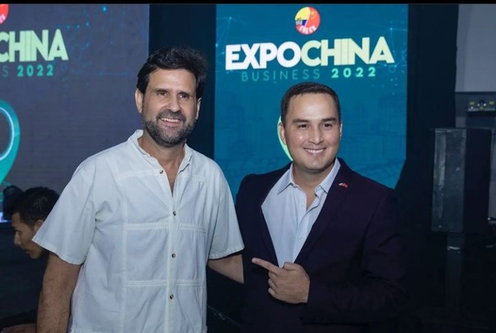 CamaraChinaEc's tweet photo. 📌 "La clave para un liderazgo exitoso es la influencia, no la autoridad"
Nuestro profundo agradecimiento y admiración para @AntonioSola_, quien estuvo a cargo del #NetworkingVIP. Qué lujo ‼️
Una jornada magistral 🙌🏽
#ExpoChinaBusiness2022 https://t.co/cEvN0gLwMK