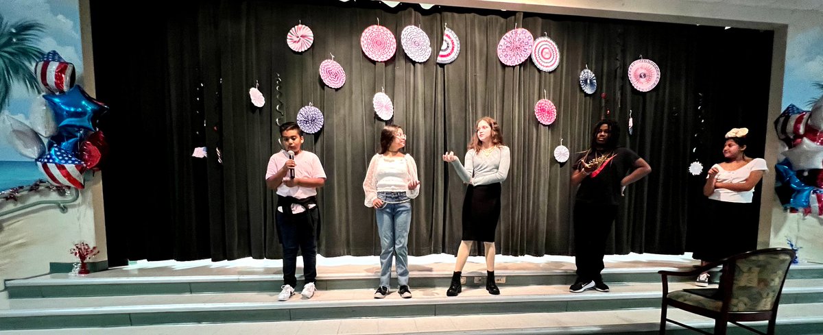 LainyTorresMSEd's tweet photo. Our very popular highly anticipated Dual Language showcase is back - LIVE!! It is such a special and fun way to showcase our learned languages on stage. This @FreedomShoresES tradition was 🔥🎤🦅Here are just a few pics! #bilingual #bicultural #DualLanguagePBC https://t.co/VjedGiUqvr