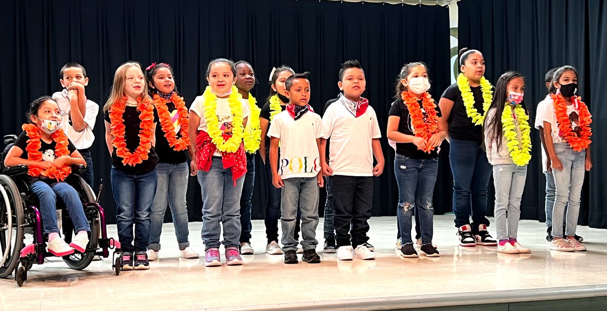 LainyTorresMSEd's tweet photo. Our very popular highly anticipated Dual Language showcase is back - LIVE!! It is such a special and fun way to showcase our learned languages on stage. This @FreedomShoresES tradition was 🔥🎤🦅Here are just a few pics! #bilingual #bicultural #DualLanguagePBC https://t.co/VjedGiUqvr