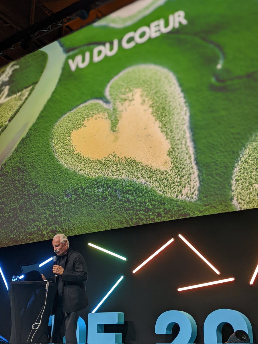 [En direct de la Fête de l'Entreprise] À travers sa conférence "Vu du Cœur", Yann Arthus-Bertrand a dressé en images un constat bouleversant des changements climatiques qui menacent notre planète, la biodiversité et l'humanité."Nous avons perdu 60% du vivant en 40 ans" #FDE2022
