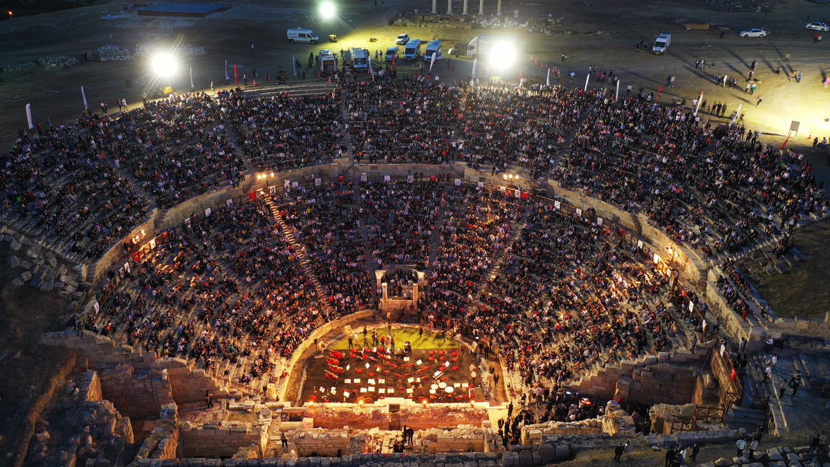 osmanzolan's tweet photo. 2200 yıl önce inşa edilen Laodikya Batı Tiyatrosu'nu 1690 yıl sonra tekrar ayağa kaldırdık.

Gözün aydın Denizlim, hayırlı uğurlu olsun. #LaodikyaBatıTiyatrosu https://t.co/grWsidbf3S