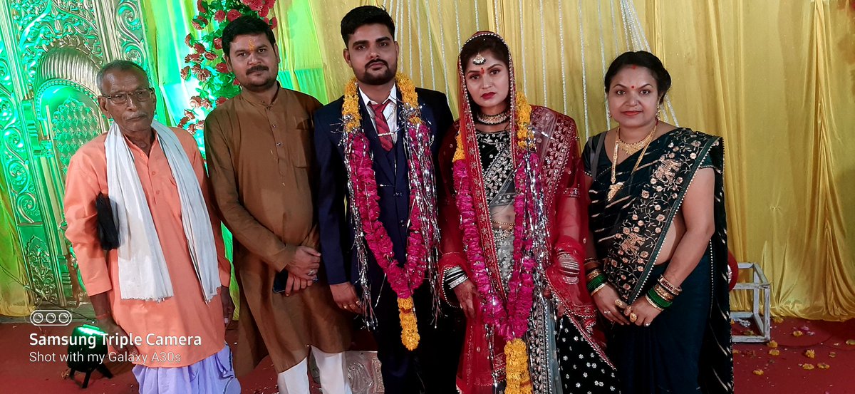 शादी समारोह मैं शामिल होकर वर वधु को आशीर्वाद देते हुए