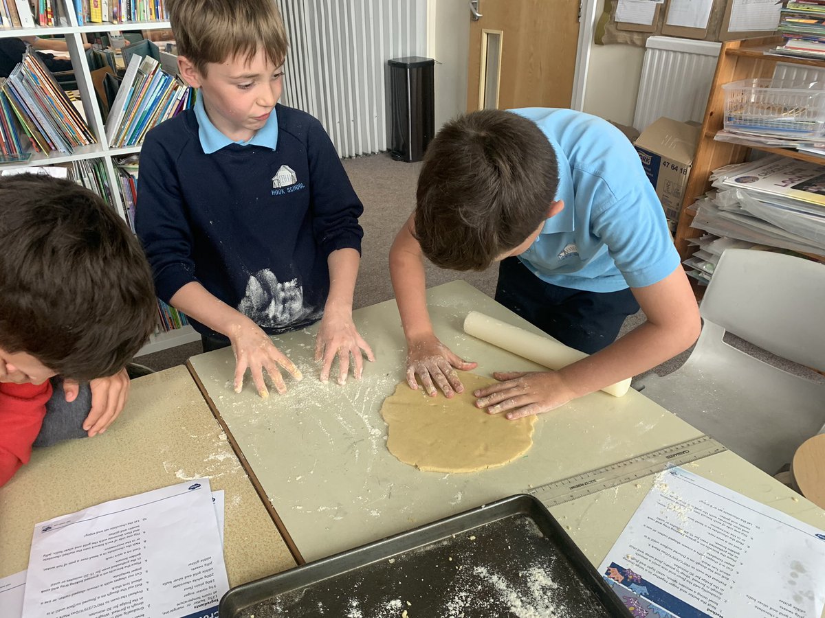 hook_morlo's tweet photo. Dosbarth Morlo have been busy baking Crown Biscuits to celebrate the Queen’s upcoming Jubilee #Jubilee #PlatinumJubilee https://t.co/tDZ557WLbX