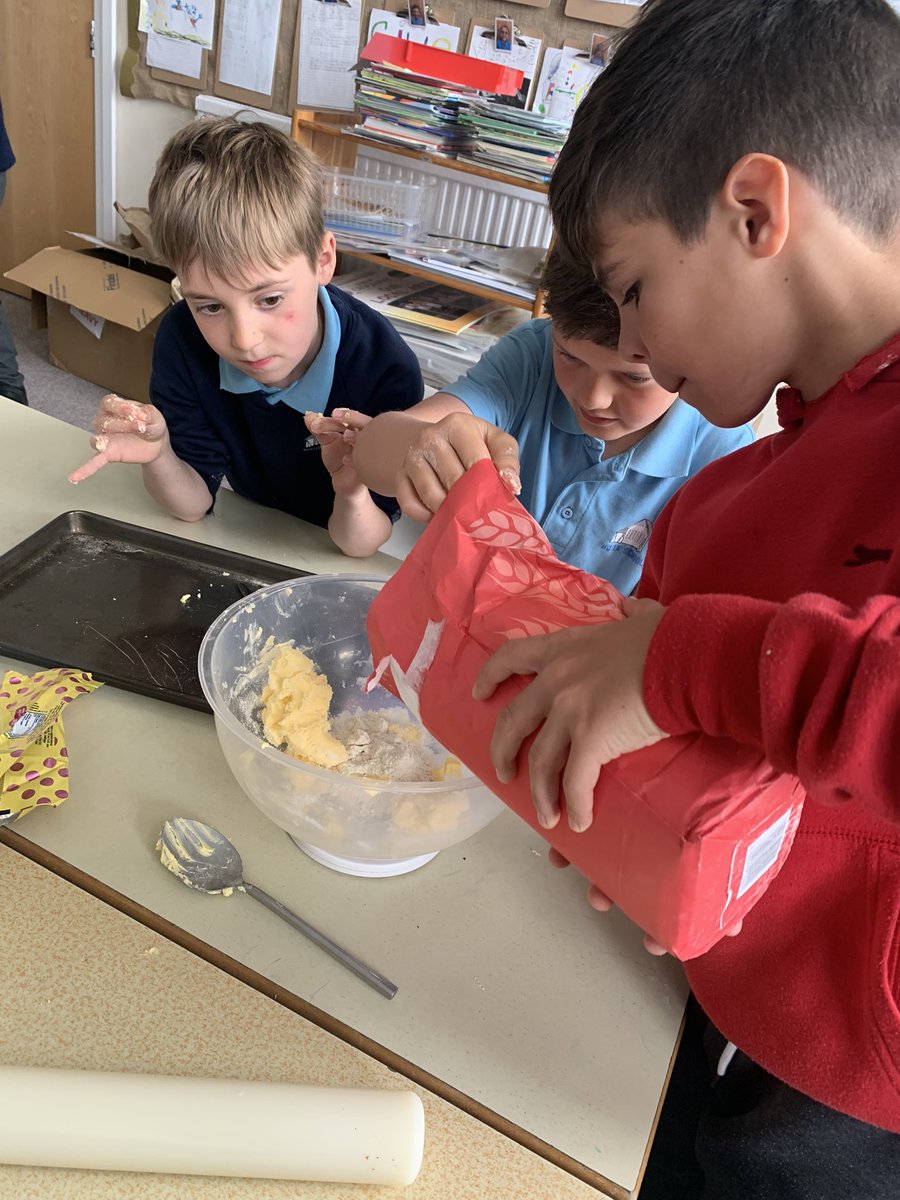 hook_morlo's tweet photo. Dosbarth Morlo have been busy baking Crown Biscuits to celebrate the Queen’s upcoming Jubilee #Jubilee #PlatinumJubilee https://t.co/tDZ557WLbX