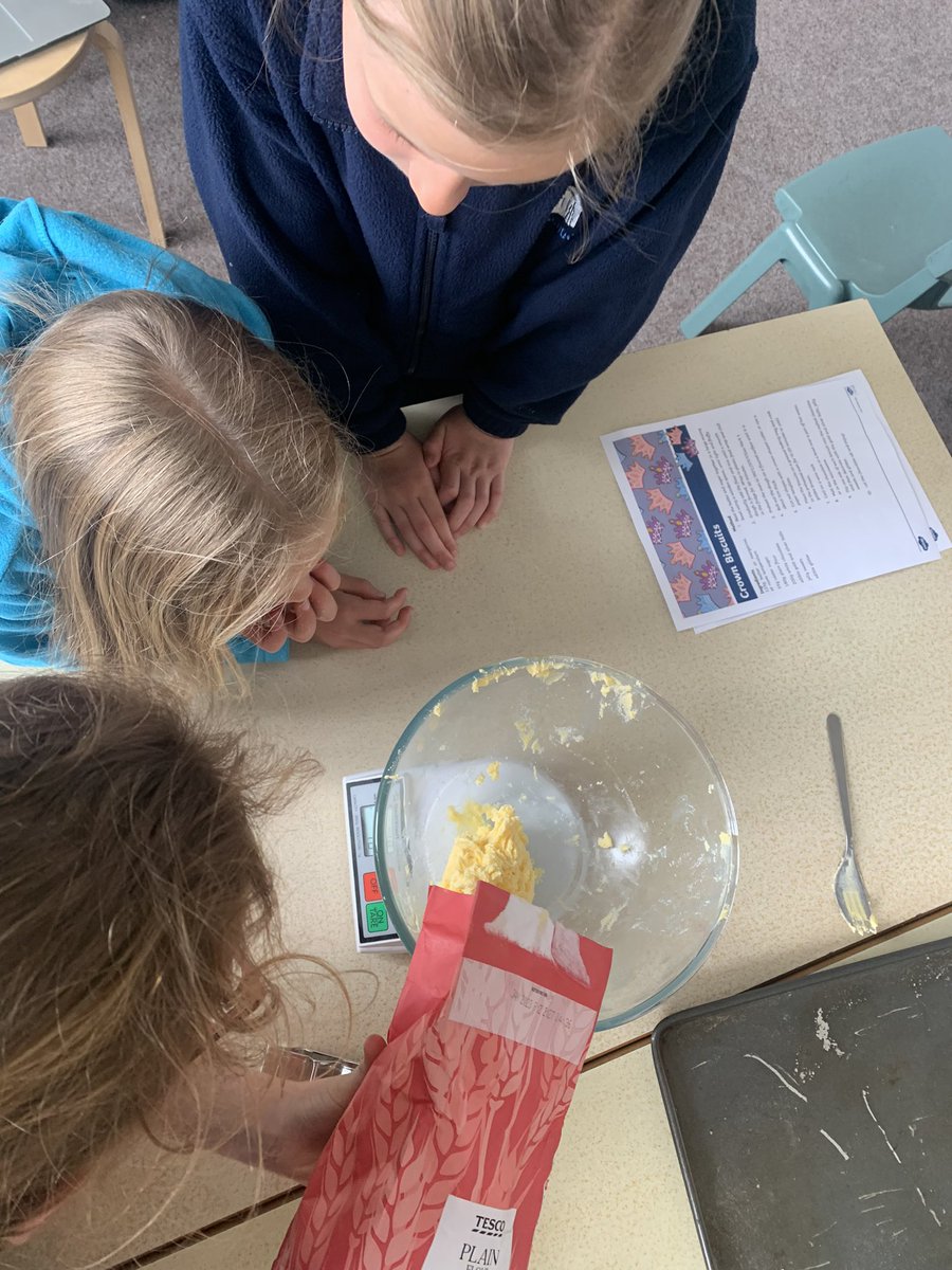 hook_morlo's tweet photo. Dosbarth Morlo have been busy baking Crown Biscuits to celebrate the Queen’s upcoming Jubilee #Jubilee #PlatinumJubilee https://t.co/tDZ557WLbX