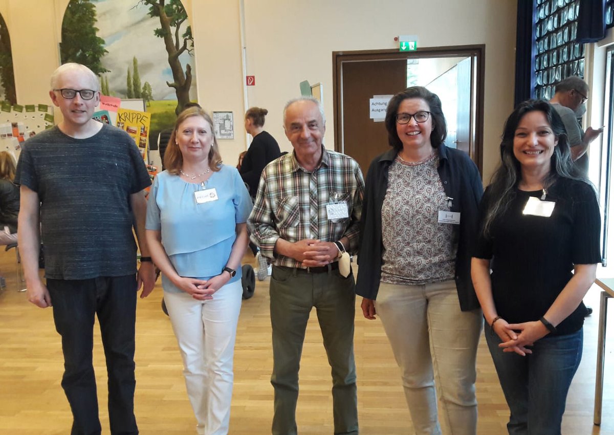 Weit über 100 Besucher*innen, darunter viele junge Familien mit Kindern, kamen am Freitag, dem 20.5.2022, ins Bürgerhaus Misburg zum Nachbarschaftsfest, das viele Attraktionen bot. Im Bild: einige Mitglieder des Bezirksrats, des örtlichen Integrationsbeirats und der Verwaltung.