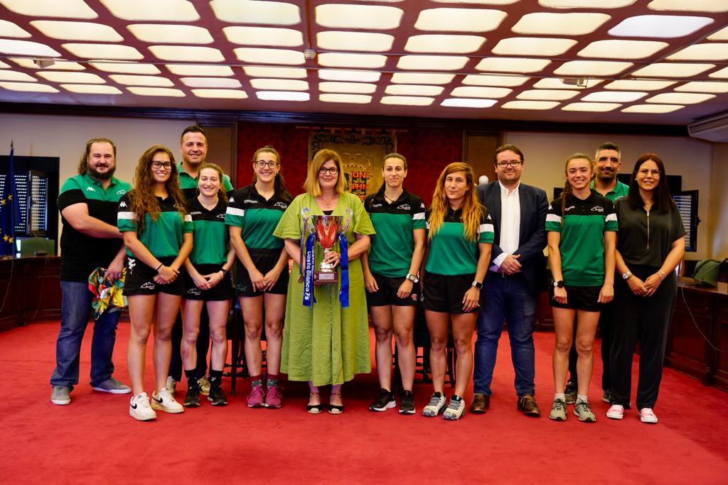 JabatosRugby's tweet photo. Ha pasado a visitar a nuestra Alcaldesa @Noelia_posse acompañada de nuestras jabatas y cuerpo técnico. El recibimiento ha sido estupendo y han estado hablando sobre el presente y futuro del rugby mostoleño. Muchas gracias por recibirnos!!! https://t.co/ldtd4WvjFS