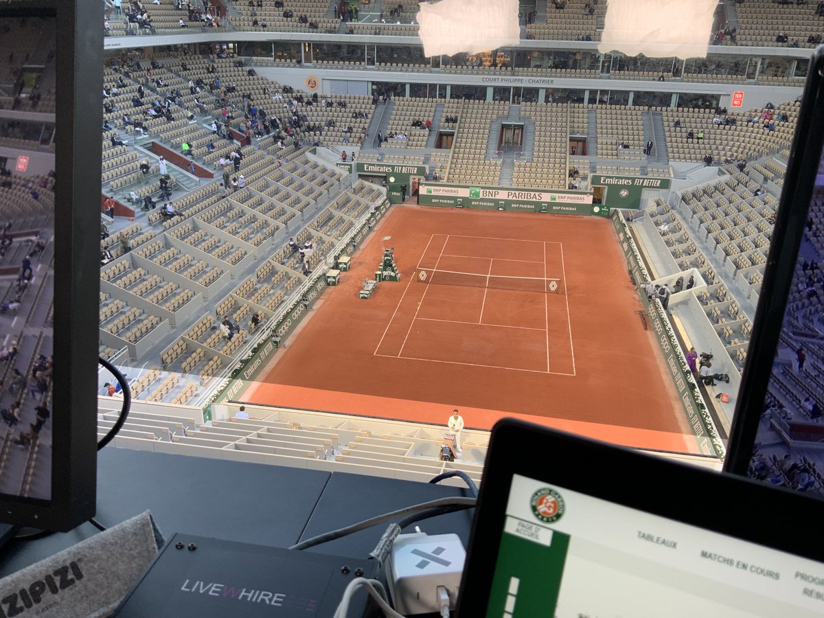 FredVerdier's tweet photo. En place pour la première Nocturne ⁦@rolandgarros⁩ #RGsurPrime #RG22 #Djokovic vs #Nishioka ça va être beau 🔥🔥🔥avec 
⁦@bartoli_marion⁩ ⁦@fabsantoro72⁩ ⁦@abenneteau⁩ ⁦@paulsaintsernin⁩ https://t.co/7zgTdrg712