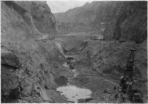 LasVegasRetail's tweet photo. Lake Mead 2035 when it goes dry! #SaveLakeMead #LasVegas https://t.co/cfSYuguTnF