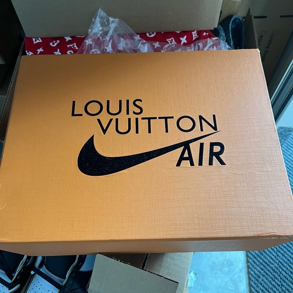 rck1117's tweet photo. So good I had to share! Check out all the items I'm loving on @Poshmarkapp #poshmark #fashion #style #shopmycloset #levis #hm #nikeairforce1lowlouisvuittonbrown: https://t.co/7KJzoqxKpN https://t.co/DbFzv51NZN