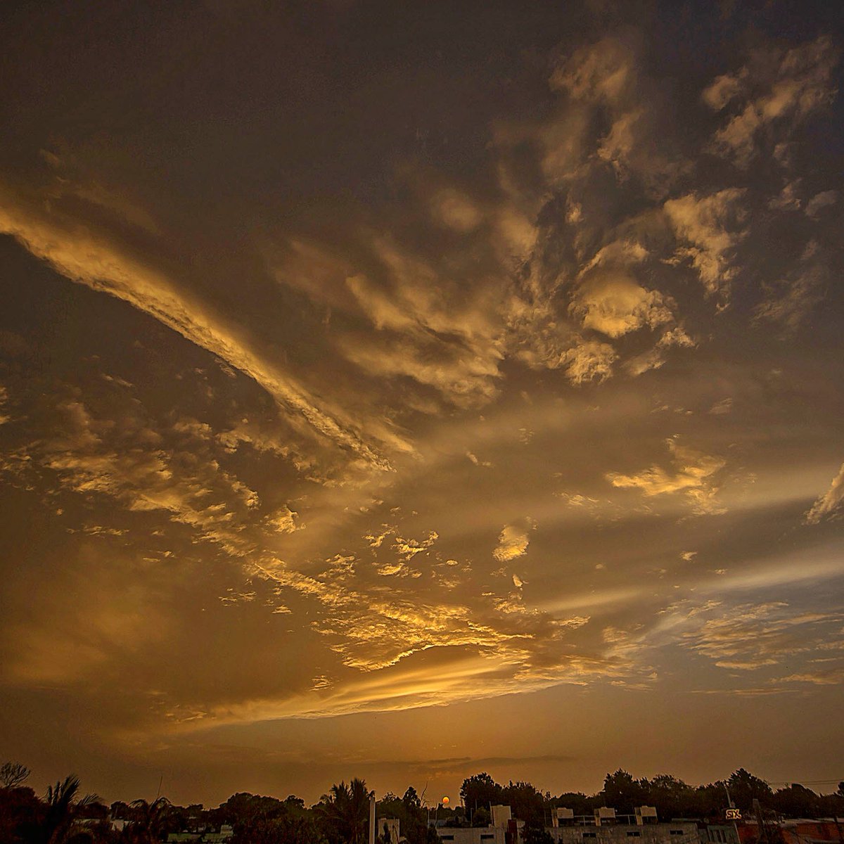 zetonium_'s tweet photo. El Polvo del Sahara llegó a la Península.

Se quedará unos días más, generando cielo brumoso, amaneceres y atardeceres con colores naranjas. Debe disminuir a media semana.

Información de Meteorología Yucatán https://t.co/YZB0uh205X