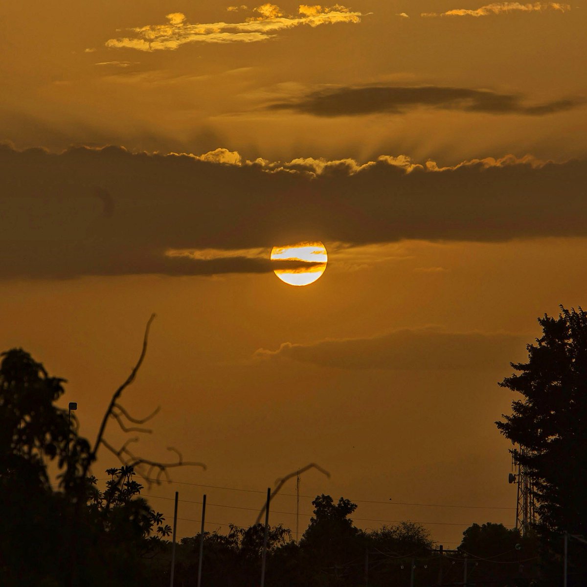 zetonium_'s tweet photo. El Polvo del Sahara llegó a la Península.

Se quedará unos días más, generando cielo brumoso, amaneceres y atardeceres con colores naranjas. Debe disminuir a media semana.

Información de Meteorología Yucatán https://t.co/YZB0uh205X