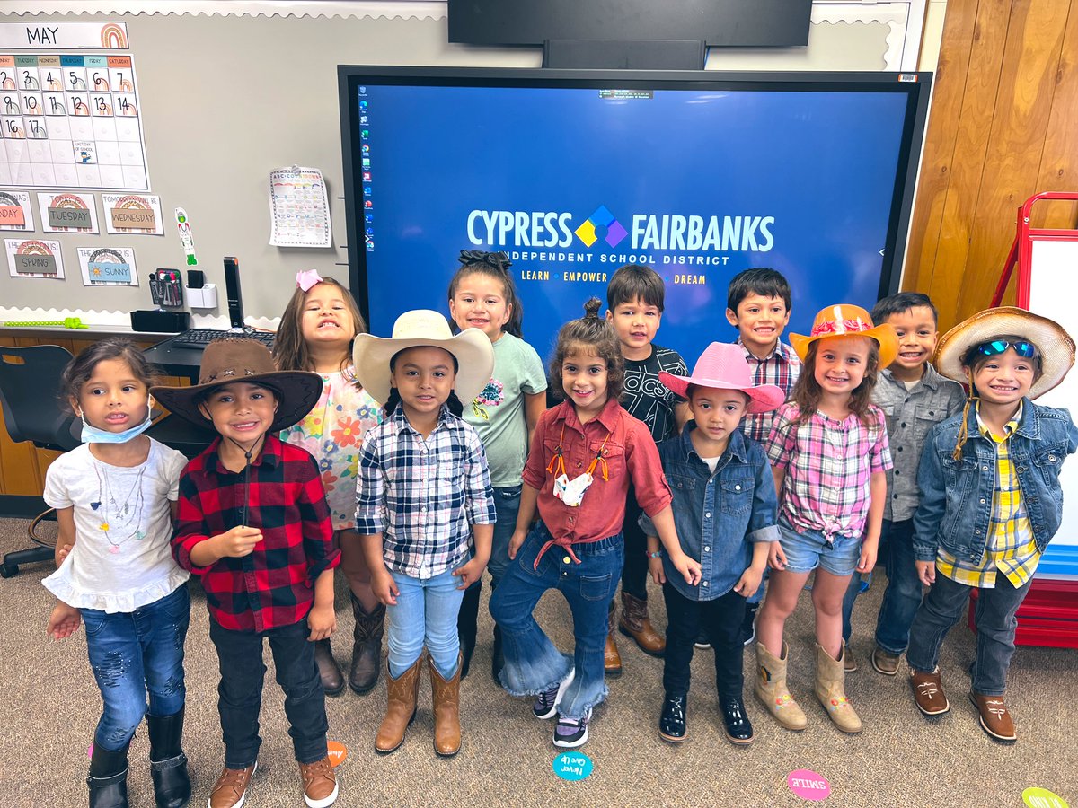 missmendoza_'s tweet photo. V is for Vaquero🤠👢 yeehaw! #ABCCountdownToLastDayOfSchool #PreK #DayTwentyTwo #Fun #Creativity #WhateverItTakes @CFISDHolmsley https://t.co/rsyeGyjnre
