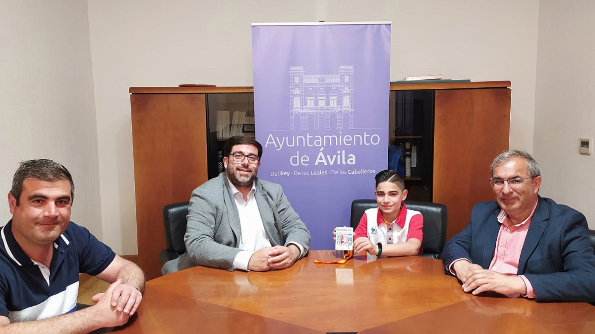 Avilared's tweet photo. El campeón de España de Kárate en Kumite Juvenil, Óscar Arribas, es recibido por el alcalde
@jesusmanuelsc82 @Ayto_Avila @deportesavila
https://t.co/6ucyeZFyn0 https://t.co/xjPpnfGm1A