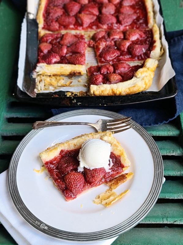 allyskitchen's tweet photo. Strawberries, Rhubarb &amp; Summer are calling! A @JusRolNAmerica makes it EZ! Only 4 ingredients here y'all! I know, hard to believe that this deliciousness can happy so effortlessly! That's the way we 'roll' in Ally's Kitchen! #JusRol #amazingmadeEasy #puff #strawberries #flatpie https://t.co/U712yzxryw