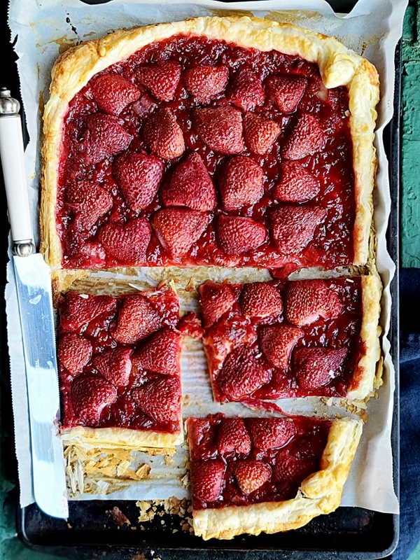 allyskitchen's tweet photo. Strawberries, Rhubarb &amp; Summer are calling! A @JusRolNAmerica makes it EZ! Only 4 ingredients here y'all! I know, hard to believe that this deliciousness can happy so effortlessly! That's the way we 'roll' in Ally's Kitchen! #JusRol #amazingmadeEasy #puff #strawberries #flatpie https://t.co/U712yzxryw