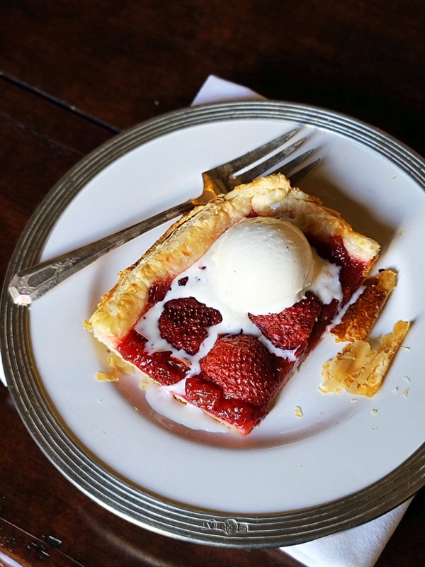 allyskitchen's tweet photo. Strawberries, Rhubarb &amp; Summer are calling! A @JusRolNAmerica makes it EZ! Only 4 ingredients here y'all! I know, hard to believe that this deliciousness can happy so effortlessly! That's the way we 'roll' in Ally's Kitchen! #JusRol #amazingmadeEasy #puff #strawberries #flatpie https://t.co/U712yzxryw