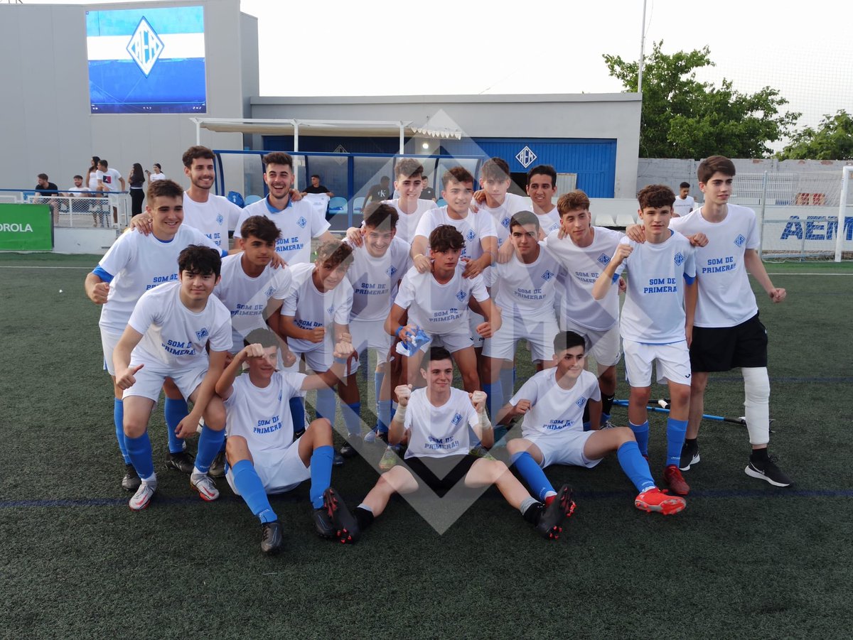 SEAEM_1925's tweet photo. #Base | 🎉 SOM DE PRIMERA! El Juvenil masculí C, dirigit per Roger Marsà i Marc Sisteré, va aconseguir l'ascens després de derrotar l'Intercomarcal al Recasens (2-0)

🔝 Moltes felicitats per la temporada, equip!

#partdelsomni https://t.co/gHW4QgvP5x