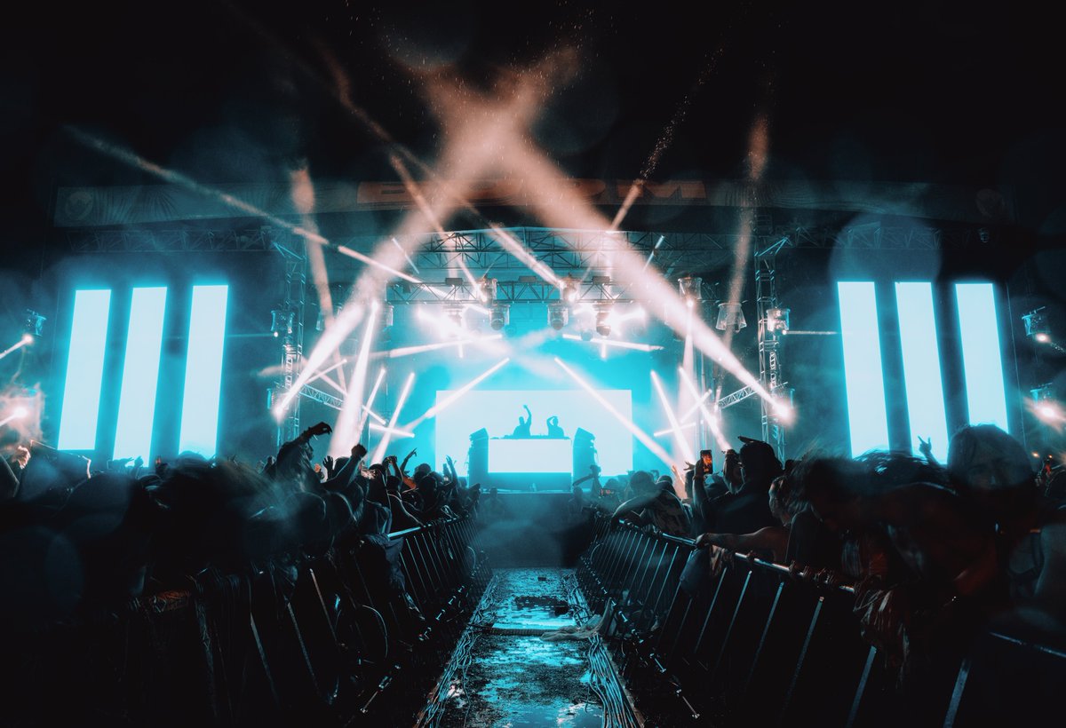 SlanderOfficial's tweet photo. SLANDER IN THE RAIN https://t.co/uAgL0viVDR