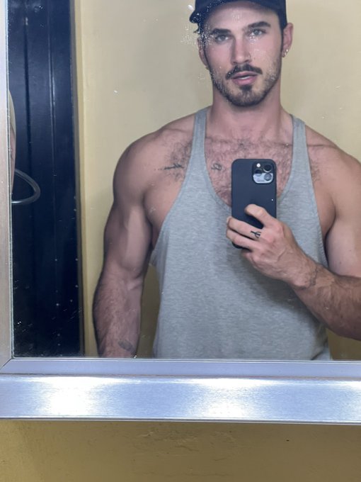 pants on or off? the world may never know https://t.co/cXDceoXKDx<a href="/tag/linkinbio"class="tags"><span>#linkinbio</span></a>