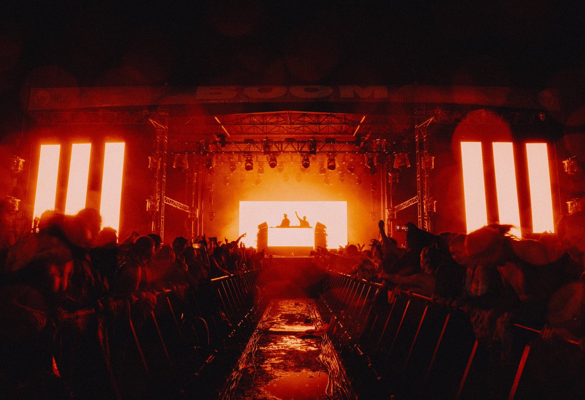 SlanderOfficial's tweet photo. SLANDER IN THE RAIN https://t.co/uAgL0viVDR