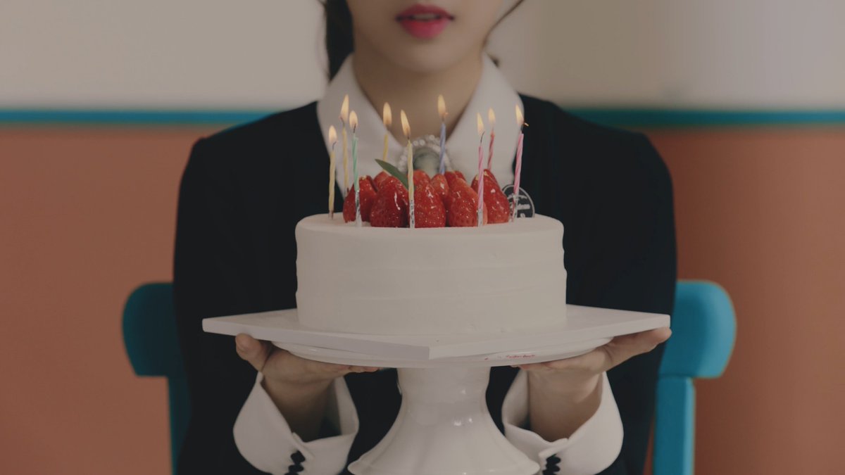 Since it's Yves Day... 🍎 In Chuu's Heart Attack MV, when the clock turns 5:24, Chuu appeared holding a cake with 9 candles. The time indicates Yves birthday which is May 24 (5/24) also the candles represent LOONA's 9th member, Yves. #HappyYvesDay