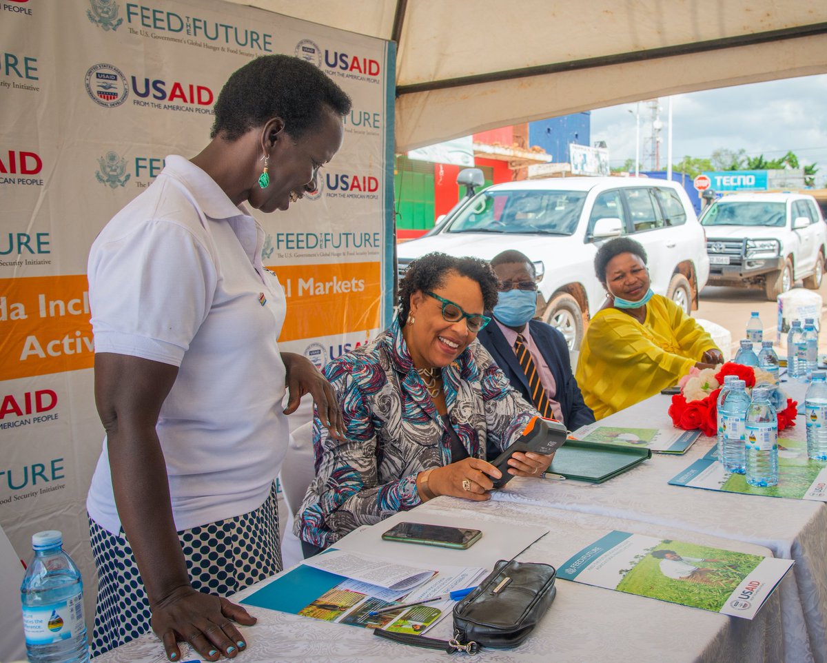 USAmbUganda's tweet photo. 2/2 
@USAID @FeedtheFuture works w/agribusinesses, @AFAPPartnership to⬆️farmers’ access to fertilizers, seeds &amp; chemicals, which⬆️their productivity &amp; income. This project builds trust that helps farmers feel confident they are paying for quality agricultural supplies for🌱🌿🌾. https://t.co/cYjZsqOlXZ