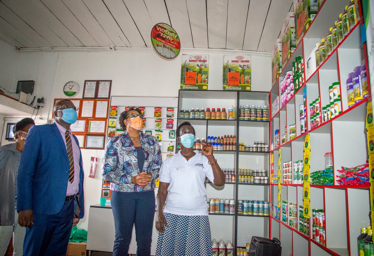 USAmbUganda's tweet photo. 2/2 
@USAID @FeedtheFuture works w/agribusinesses, @AFAPPartnership to⬆️farmers’ access to fertilizers, seeds &amp; chemicals, which⬆️their productivity &amp; income. This project builds trust that helps farmers feel confident they are paying for quality agricultural supplies for🌱🌿🌾. https://t.co/cYjZsqOlXZ