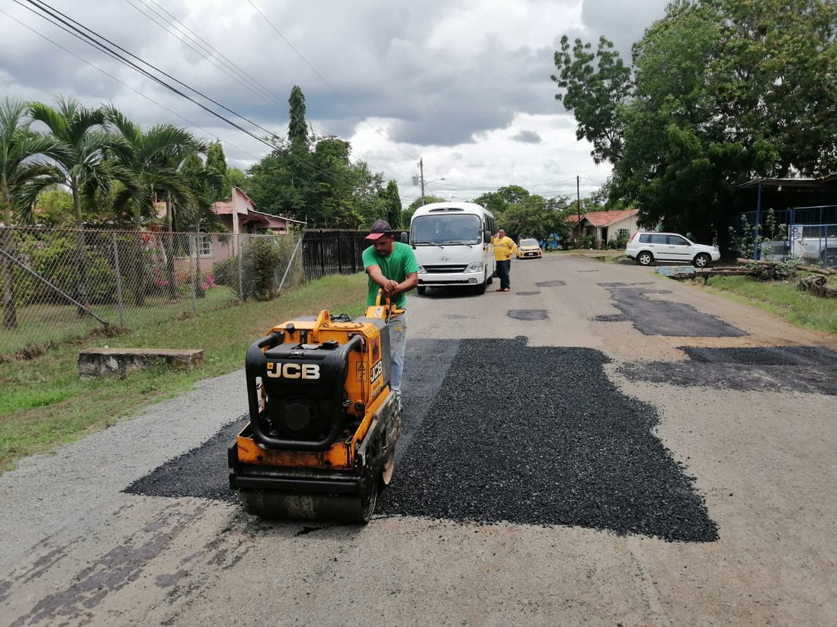 #LosSantos🛤️| Siguen los trabajos de mantenimiento vial en el distrito de Guararé con la colocación de 66 tonelada de materiales de asfalto caliente en la vía que conduce al puerto de Guararé.
#TrabajandoPorPanamá