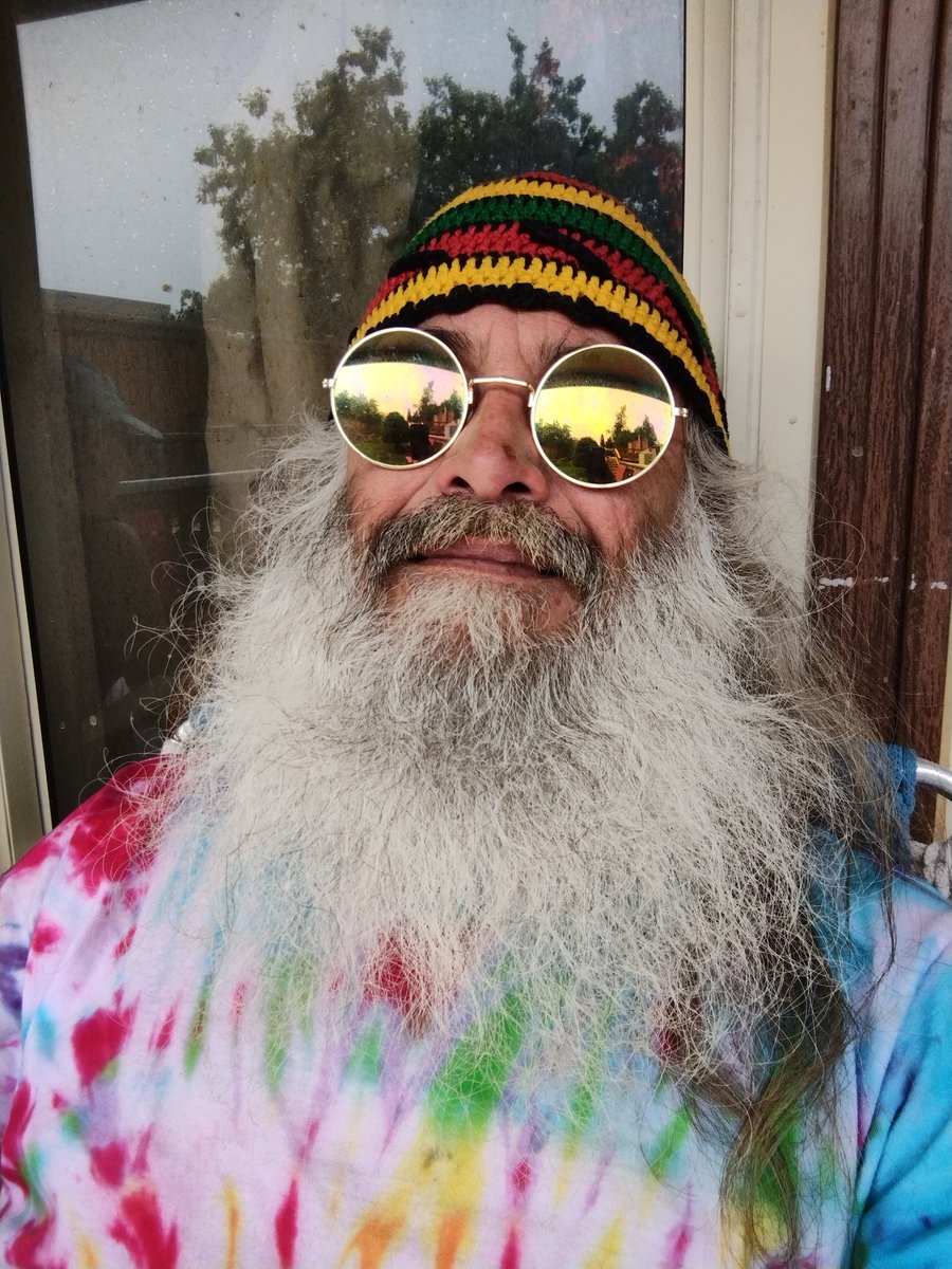 ClarkeBitter's tweet photo. Freshly baked Canna Claus...#Mmemberville #high #Kush #HappyElf #nostress #Holiday #chill #GoodVibes #tearsandsmears https://t.co/Mlktz0piMp