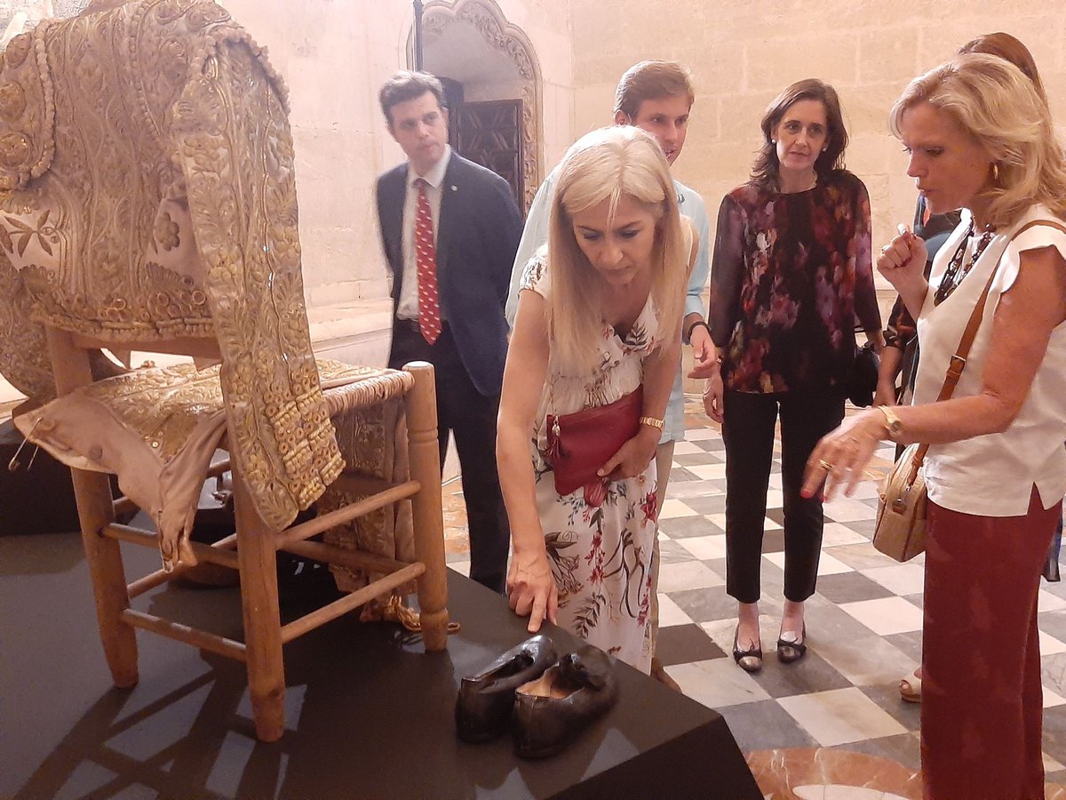 susanacay's tweet photo. Hoy con mi consejera @Patricia_Pozo_ he podido conocer más de cerca la vida del gran torero sevillano Pepe Luis Vázquez en la exposición con motivo de su centenario “Una vida de luces”
Enhorabuena a su familia y los que han hecho posible que disfrutemos de esta magnífica muestra https://t.co/YIMYQicu6C