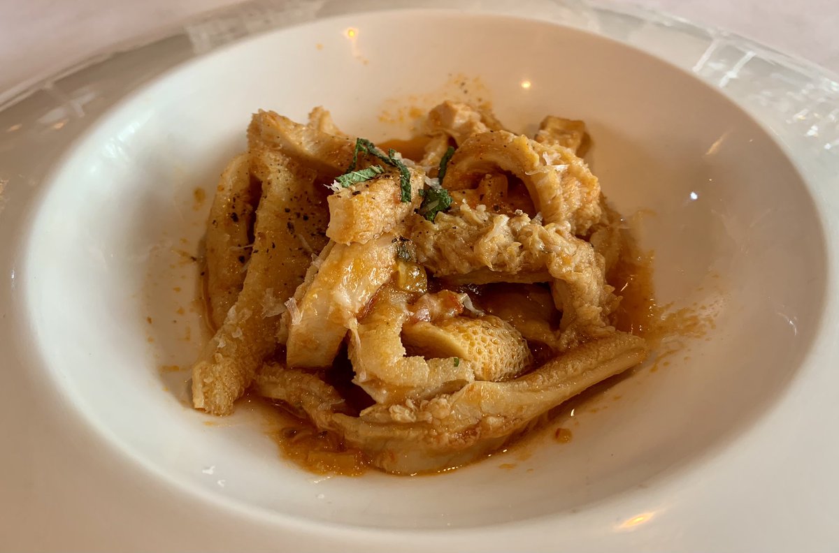 Lic_Rovere's tweet photo. Los estupendos callos con menta que me pusieron este sábado en #LaPiperna me hicieron recordar los callos de #Saddle con julepe de menta que tomé en @1862DryBar no hace mucho.
Formas bien distintas de llegar a un resultado muy parecido... y suculento en ambos casos. https://t.co/y4Ct7s5mlN