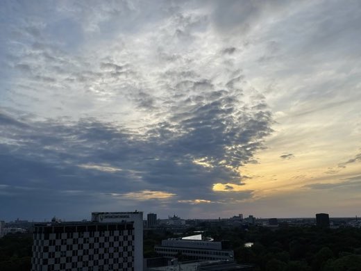 LynnParsonsUK's tweet photo. Thanks to Our Berlin correspondent @MmmmmAndre on the #EveningShow @magicfm for this #WindowOnYourWorld #BerlinSunset https://t.co/VClDf4wpCQ