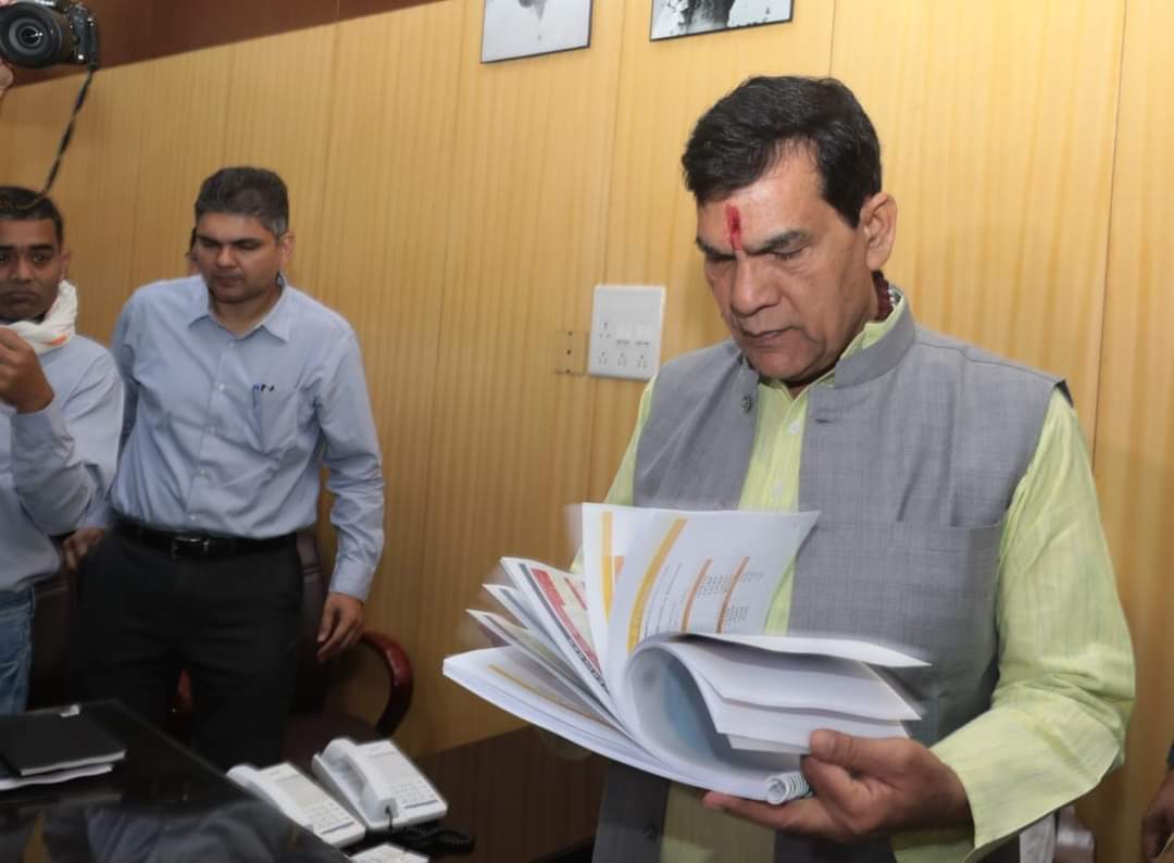 ऊर्जा मंत्रीश्री <a href="/aksharmaBharat/">A K Sharma</a> जी अपनी ईमानदारी एवं अद्भुत कार्यशैली के नाते पूरे देश-प्रदेश में जाने जाते हैं.आज पूरे ऐक्शन में नजर आये मंत्रीजी
विजली विभाग के कुछ अधिकारियों की मनमौजी व शिथिलता से जनता परेशान रहती है जिसकी जांच के बाद आज तीन अधिकारी सस्पेंड एक बर्खास्त #जय_हो