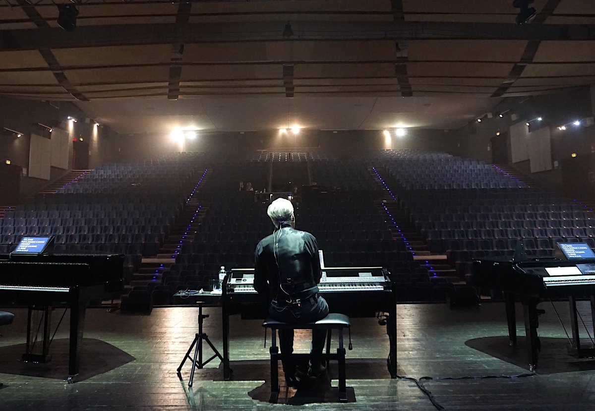 ClaudioBaglioni's tweet photo. #DodiciNoteSolo

#Varese
#TeatroDiVarese
#soundcheck 

@officialFandP https://t.co/UrYZj1rtVW