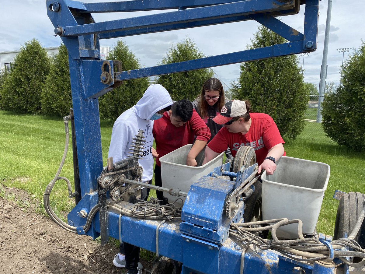 Got to help with the @WaukonFFA corn plot today. We had students of all ages out to help. Some of them were able to experience corn planting for the first time. Thanks to <a href="/waukonfeedranch/">waukonfeedranch</a> for being point on this amazing experience #NKSeeds #WFR #plantNK22