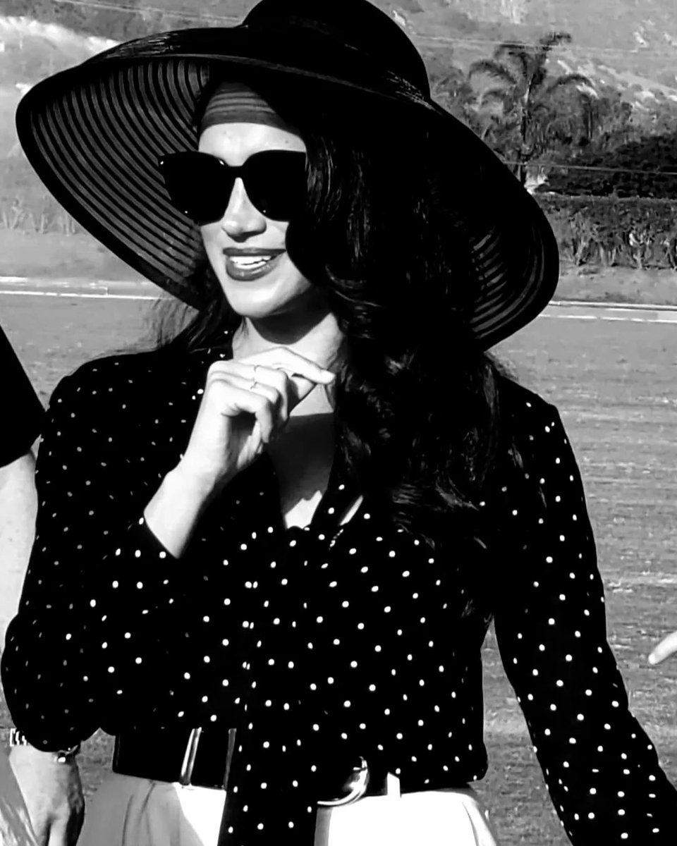 SussexLovely's tweet image. Une beauté, vive le métissage 😉🤩... et surtout quelle class notre #DuchessMeghan 😍🥰❤️😎 #class #biutiful #model #fashion