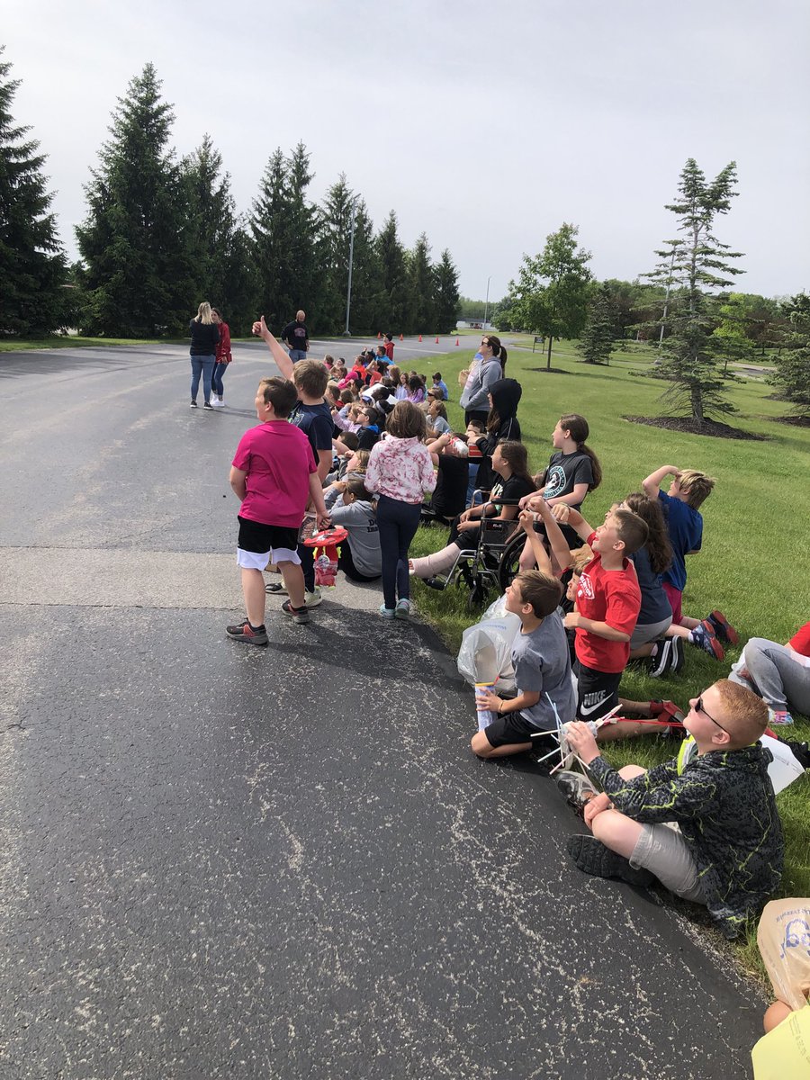 mrslinderwell's tweet photo. Grade 4 Eggdrop! #BHESJumpIn https://t.co/NcNrj581Uz