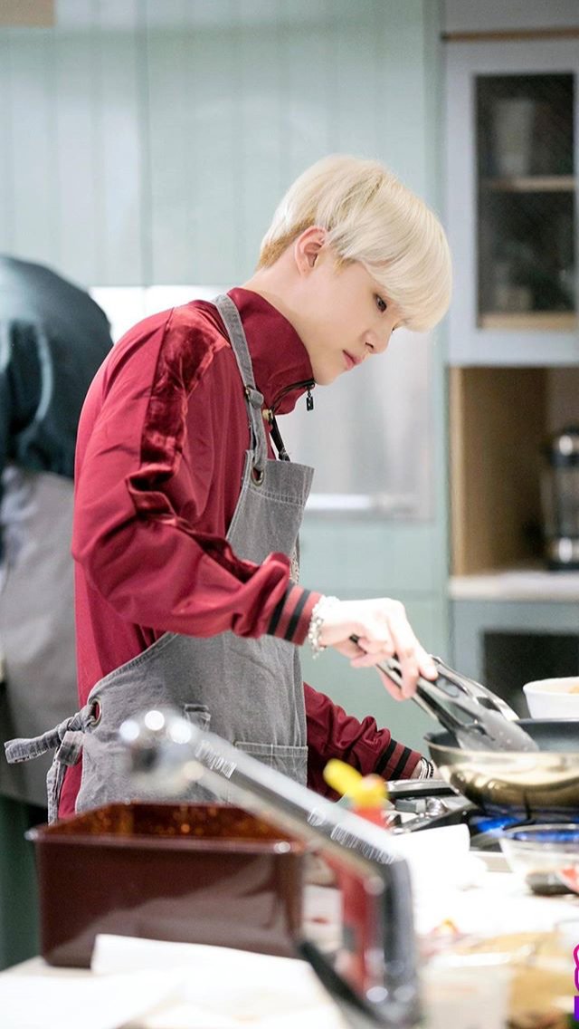 cynderella528's tweet photo. @verieriberi @BTS_twt I love him when he's cooking. #SUGA #ChefMin https://t.co/rpClmD17fb